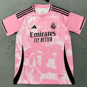 Rosa Real Madrid Special Edition fans-tröja för säsongen 2025/26 med klubbmärke och eleganta detaljer.