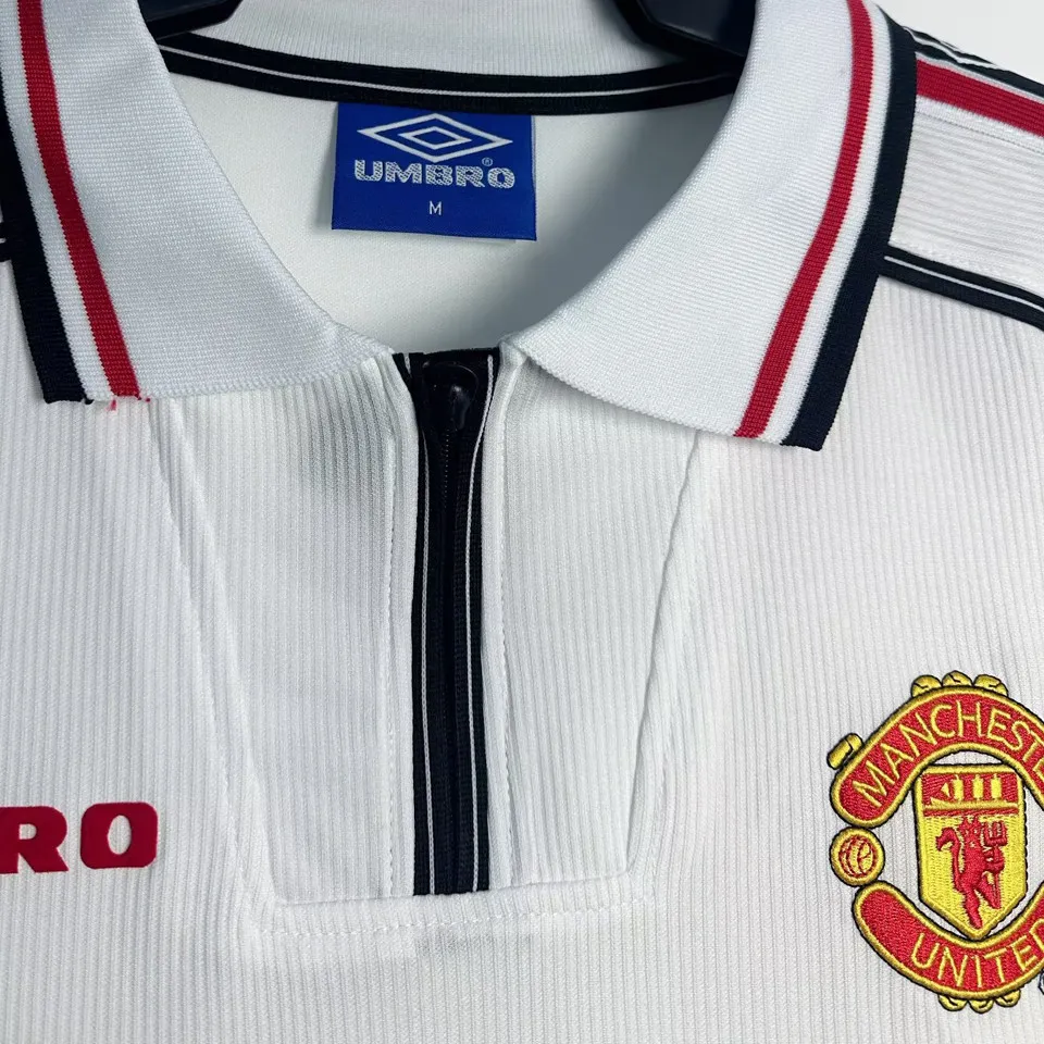 Detalj krage och Umbro-etikett Manchester United bortatröja retro 1998/99