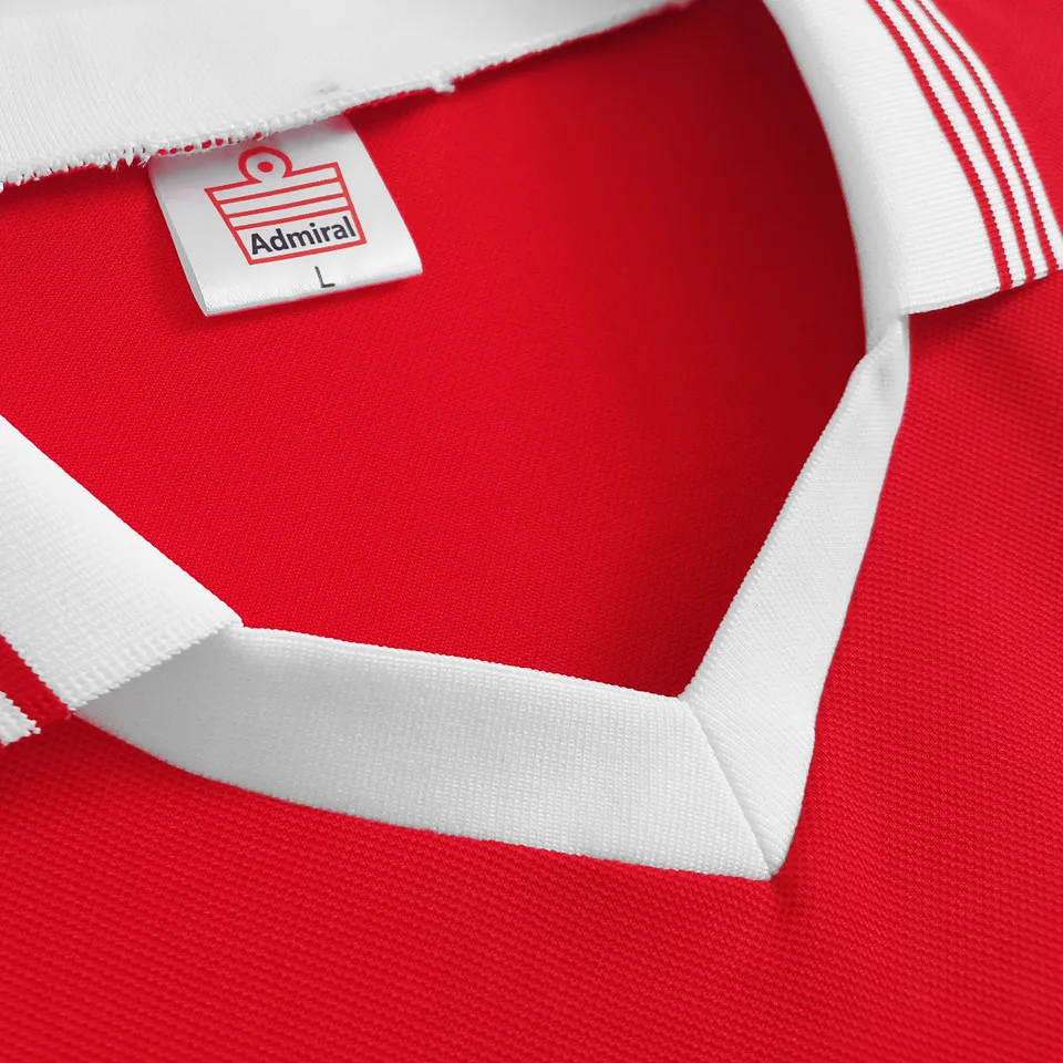 Detalj på krage – Manchester United hemmatröja retro 1977