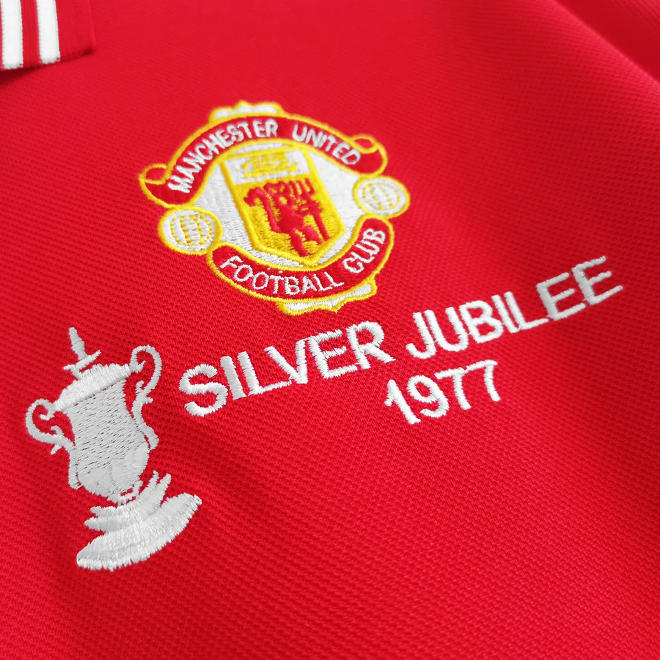 Ärmdetalj på Manchester United hemmatröja retro 1977 silver jubilee