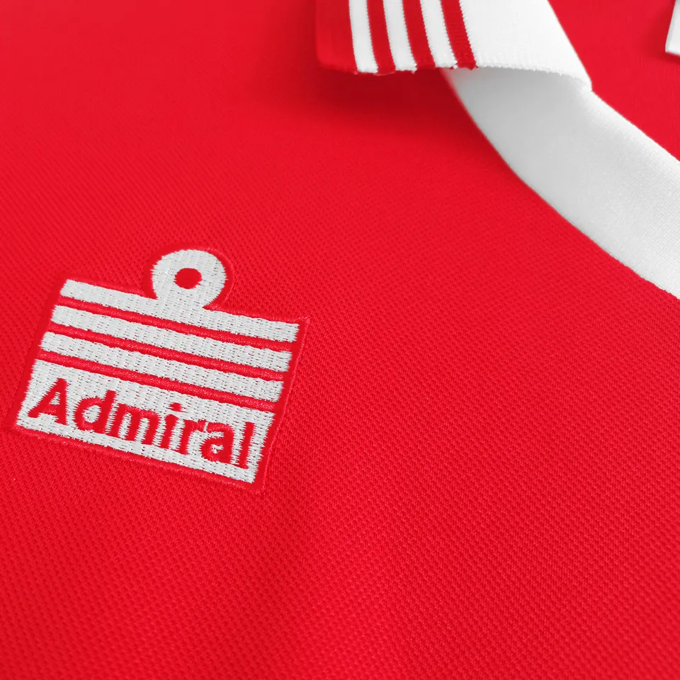 Ärmdetalj på Manchester United hemmatröja retro 1977 admiral