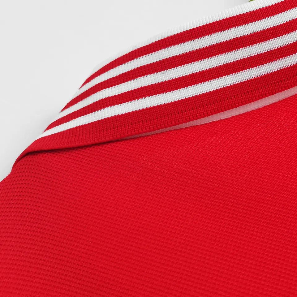 Ärmdetalj på Manchester United hemmatröja retro 1977 krage baksidan eget namn nummer