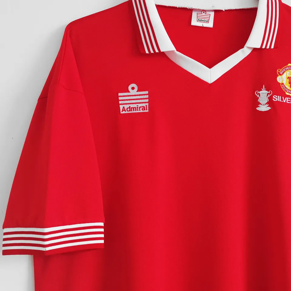 Ärmdetalj på Manchester United hemmatröja retro 1977 eget tryck