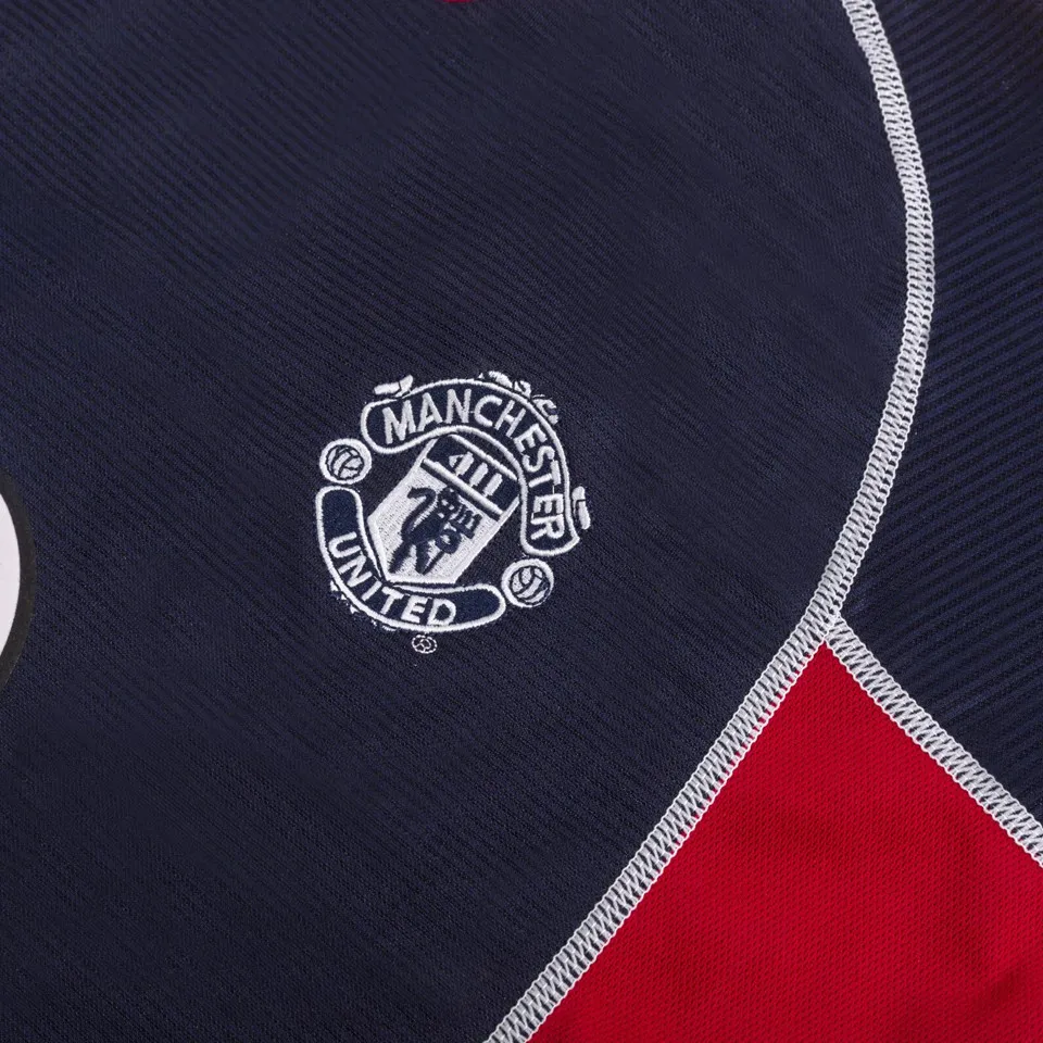 Manchester United tredjetröja retro 2001/02 baksida med namn och nummer arm logga
